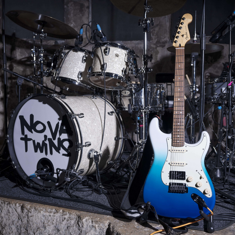 Foto de instrumentos musicales batería y guitarra fender azul